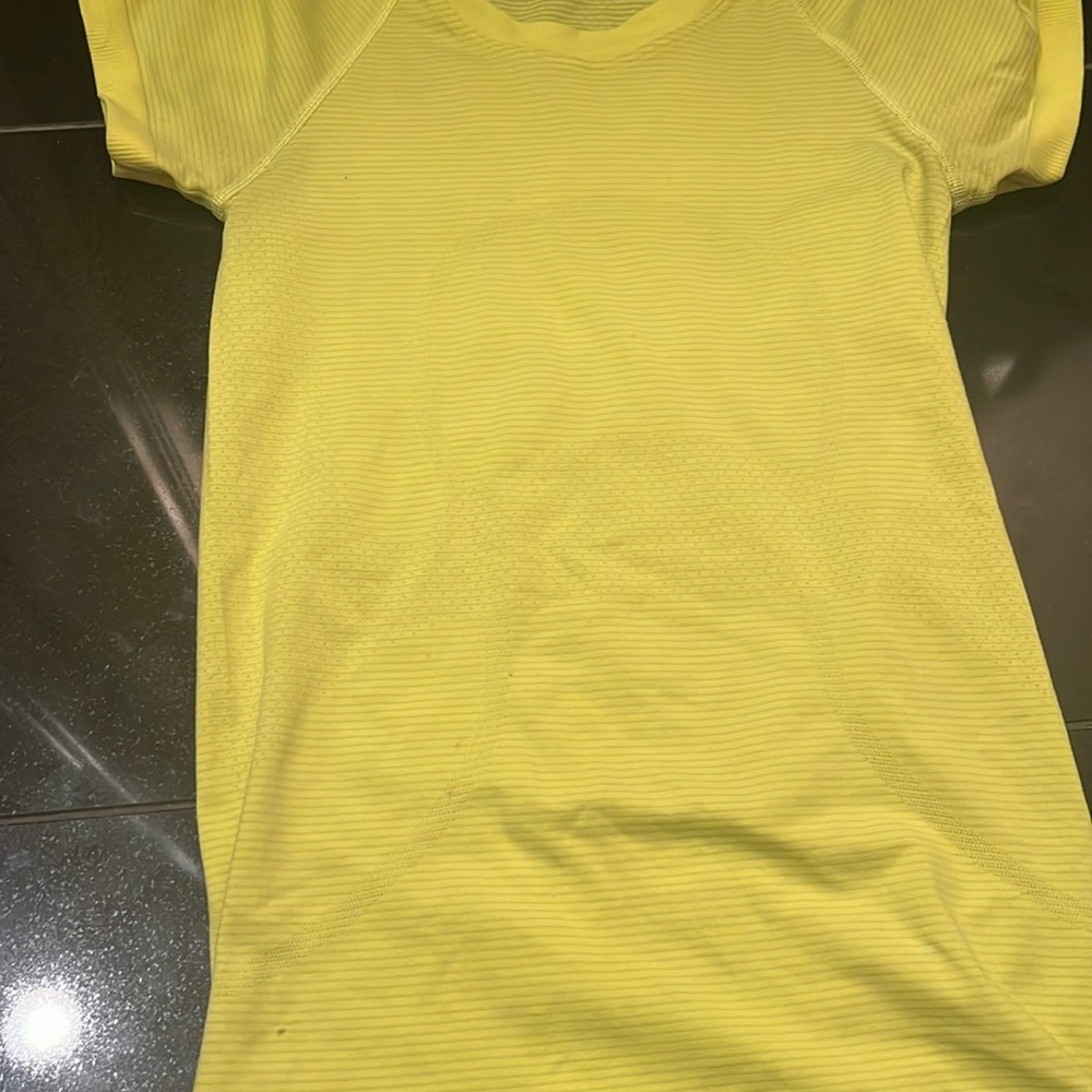 LuluLemon Swiftly Tech Short-Sleeve Shirt 2.0/the lighting looks different
